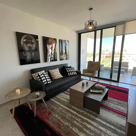 Unforgettable Experience In A Modern Apartment! 拉纳卡